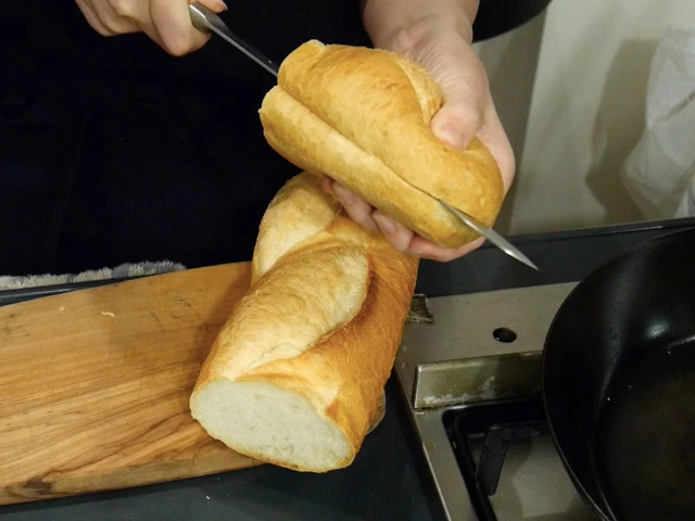 ７．パンを１人分のサイズに切って、切り込みを入れておく。