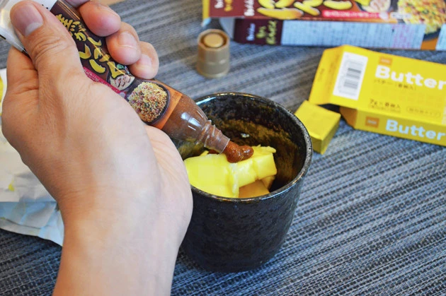 (1)バター! 耐熱の器にバターをたっぷりと入れ、お好みの量の焦がしにんにくチューブを絞り入れよう。軽くラップをかけて電子レンジで加熱して溶かしたら、全体をかき混ぜておく