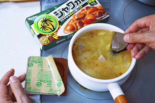 （３）カレー！　さらにジャワカレーのルウを割り入れ、溶かしたら再び火にかけ全体をかき混ぜ、とろみがついたら完成。豚とカレーが融合した香りが放たれ、食欲が一気にかき立てられる！