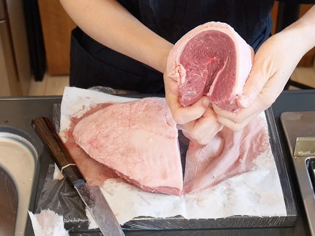 ４．串に刺す肉をイメージしてお肉を切る。（お肉を串に刺す時はギュっと丸めた感じの形にします）