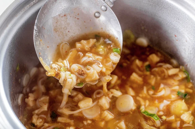 (2)とろみ! (1)に刻みねぎを入れたら火を止め、水溶きいらずのとろみ上手を入れて全体にとろみをつけ、お玉で豆腐を崩しておく。とろみつけはもちろん水溶き片栗粉でも代用可能