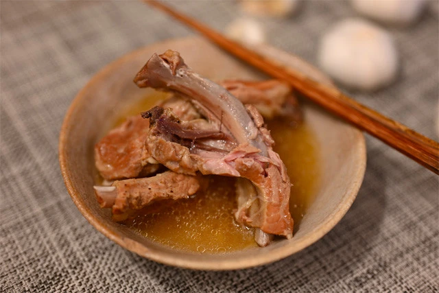 ちなみに圧力鍋で調理するとお肉が骨から解けるほどホロホロになって、ニンニクもほぼ溶けます（笑）！　圧力鍋だと煮込む時間はたったの５分