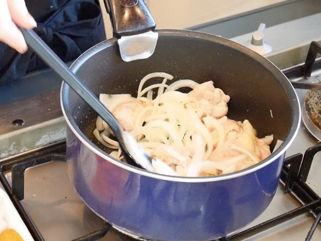 玉ねぎを加えしんなりするまで炒める。