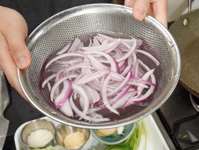 １．赤玉ねぎをスライスし、辛味を抜くため水にさらした後、水を切っておく。