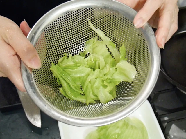 ６．レタスを洗ってざく切りしておく。