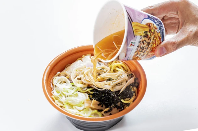 【B級フード研究家・野島慎一郎のバカレシピ】トムヤムスープをぶっかけて秒で完成!「トムヤムクンぶっかけ油そば」