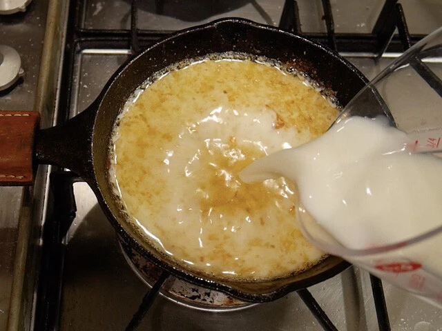 ３．ニンニクが色づいてきたら牛乳を加えてスープを煮たたせる。