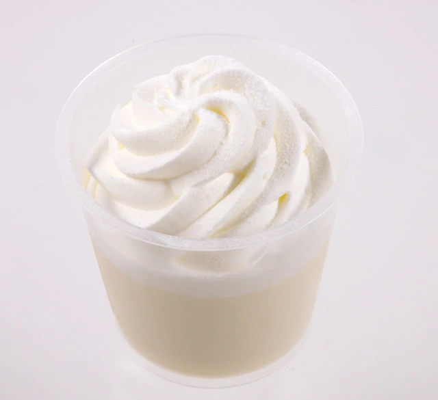 ホイップクリームのミルクプリン〈セブン‐イレブン〉２１８円。ホイップクリームの下には、カラメルソースとやわらかいプリンが
