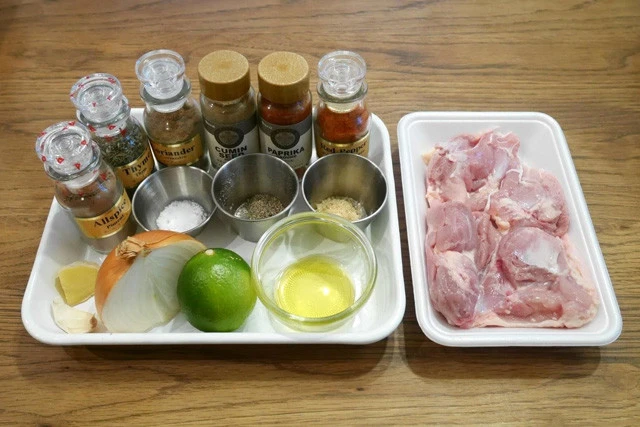 材料：（スパイス・左から）オールスパイス、タイム、コリアンダー、クミン、パプリカ、チリペッパー／塩、黒胡椒、砂糖／ニンニク、生姜、玉ねぎ、ライム、オリーブオイル／鶏肉