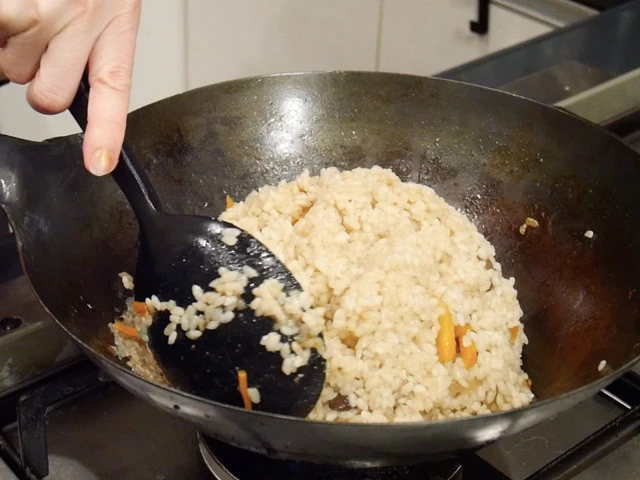 さらに水分がなくなったら、米を山盛りに寄せる。