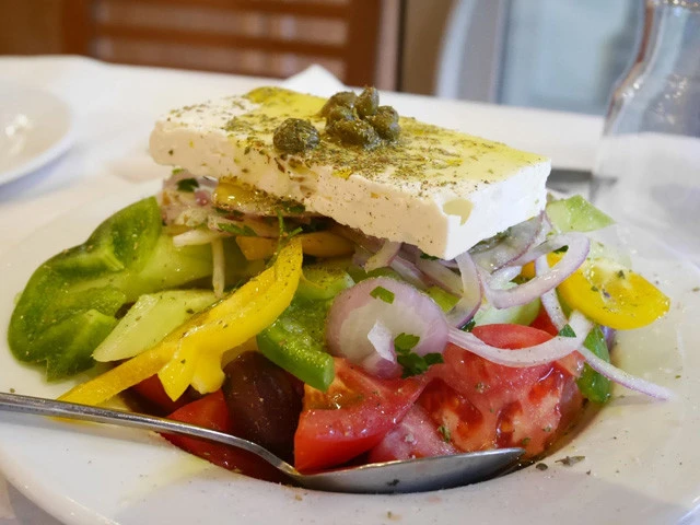 ギリシャの首都アテネで食べたグリークサラダ