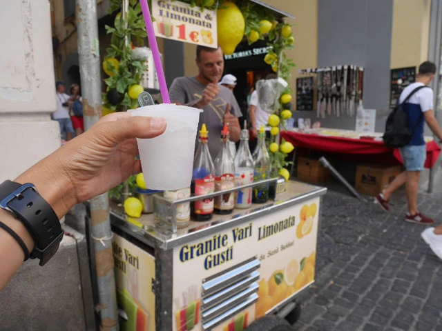 1ユーロの路上のグラニータ屋