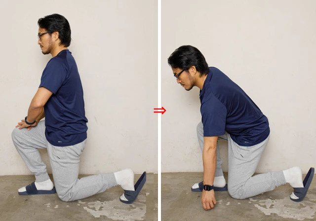 《モノの拾い方・片手で拾う》後頭部・背中・腰を一直線に保ったまま、片膝をついてしゃがみ、膝に手を当てて負荷を分散する