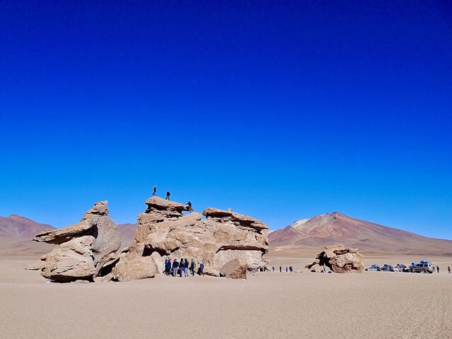 周りには他にも名もなき奇岩がある