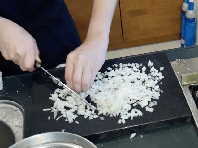 4.玉ねぎを入れる場合は、みじん切りにする。