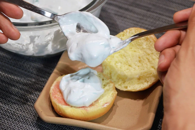 (3)のせる! スプーンなどを使って(1)で用意した生地に練り上げたねるねるねるねをのせ、生地で挟む。ねるねるねるねは粘度が高いので大量に挟んでも問題ない。限界に挑戦しよう!