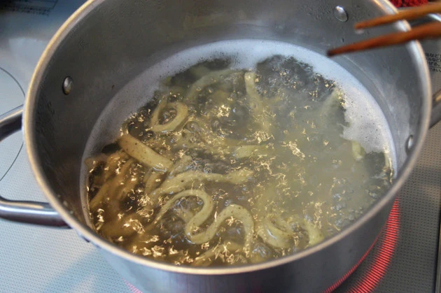 (3)ゆでる! 鍋にたっぷりお湯を沸かし、麺がくっつかないようにかき混ぜながらゆでる。ゆで時間は麺の太さによるため、こまめに味見をして確認すること。ゆで上げた麺は冷水で締めよう