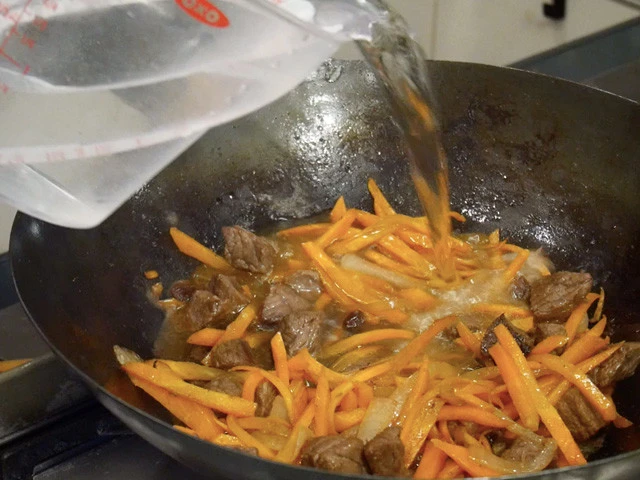 にんじんが柔らかくなったら、水を分量の半分くらい（２５０ｍｌ）入れ、１５分ほど煮る。