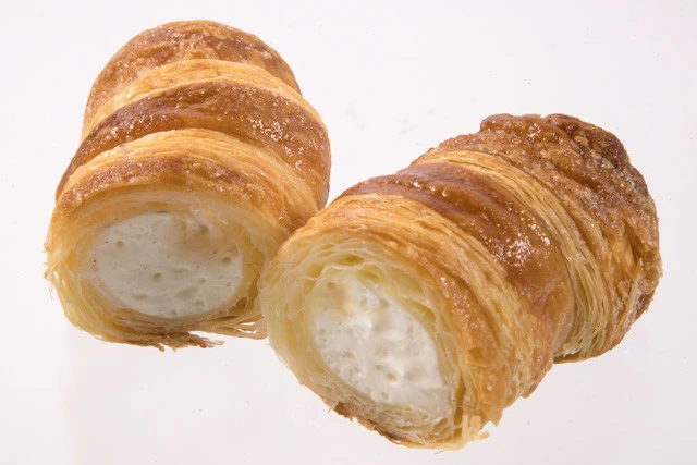 パイコロネ　塩バニラホイップ〈ローソン〉１８５円。バター風味のパイ生地に、ロレーヌ岩塩使用のバニラホイップ入り