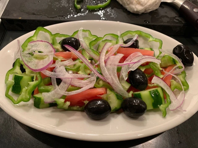 ４．カットした野菜とブラックオリーブをバランス良く散らす。