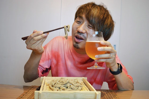 (5)幸せ! 麺はスパイスがバッチリ効いていて激ウマ! 油で揚げていないのでヘルシーな上、酒のつまみにもピッタリだ。こねる段階で小麦粉を混ぜ、味を薄めに作るのもアリ