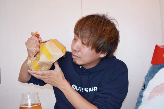 （３）振る！　紙袋を激しくシェイクして全体にわさび茶漬けのもとをまぶそう。シャカシャカポテトのフレーバーより底面にたまりやすいので、チョンチョンとつけながら食べると◎