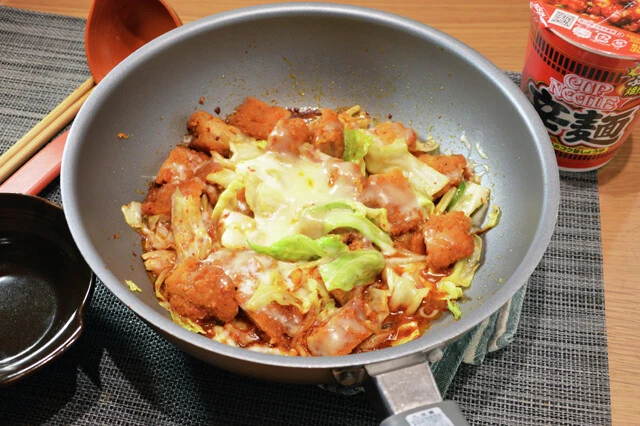 【B級フード研究家・野島慎一郎のバカレシピ】『イカゲーム』のお供に最適!? 辛麺とファミチキで作る韓国グルメ!「辛麺とファミチキのチーズタッカルビ」