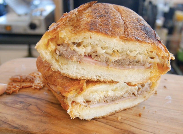 キューバンサンドできあがり！　半分にカットすると断面映えするよ！