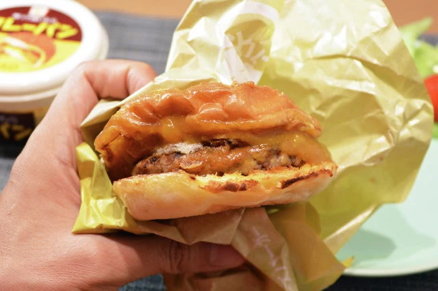 (4)挟む! バンズでパティを挟んだら、あとは豪快にかぶりつくだけ。カレーが垂れやすいので、包み紙に戻してから食べるとよい。ザクザクジューシーな絶品カレーバーガーを堪能せよ!