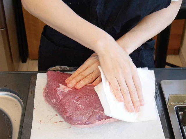 １．肉からドリップした血をキッチンペーパーなどで拭き取る。