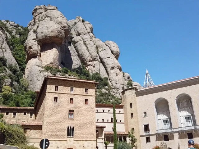 モンセラットの奇岩群と大聖堂前広場