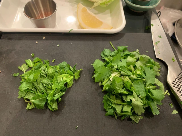 ８．パクチーとミントの葉は香りを失くさないよう、和える直前で刻む。