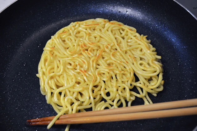 (1)焼く! テイクアウトした長崎ちゃんぽんの麺をレンチンせずに油を引いたフライパンで焼き、表面に軽く焦げ目をつけてカリカリにする。冷凍食品を使う場合は先に麺をゆでておこう