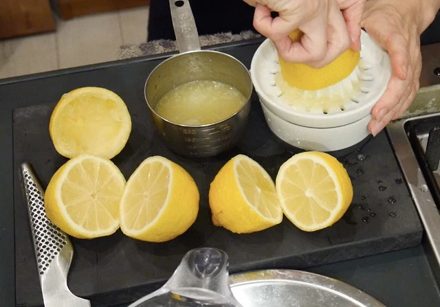 ３．レモンを絞る。