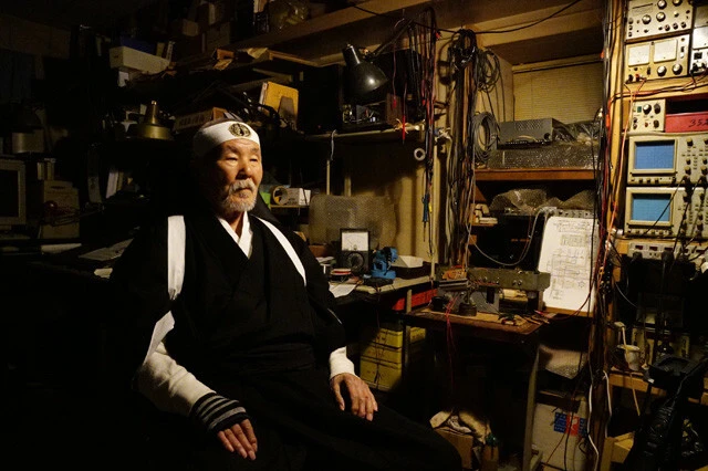 アトリエにはＰＣや映写機、レコーダーなど歴代の愛機が並ぶ。ヤフオク！で購入したものも多いとか