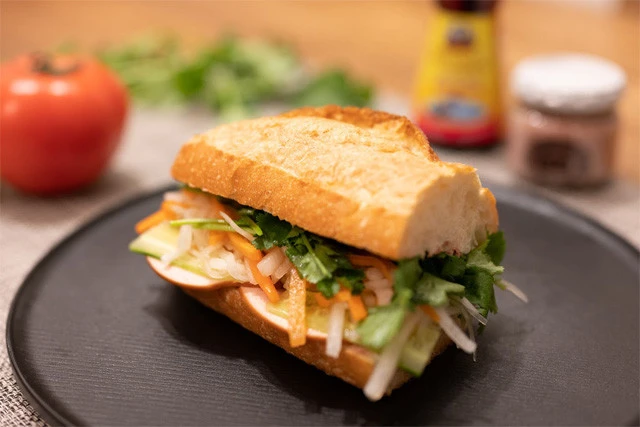 これが、旅人流ベトナムＢ級料理バインミーだ！