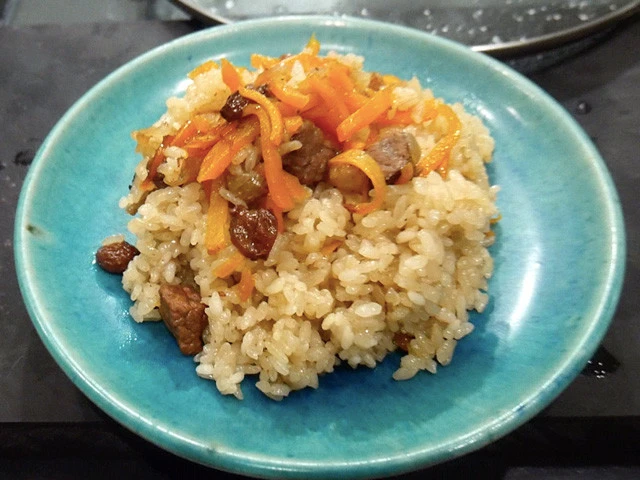 お皿にまずは米だけよそい、上からにんじんやお肉を乗せると現地っぽい。