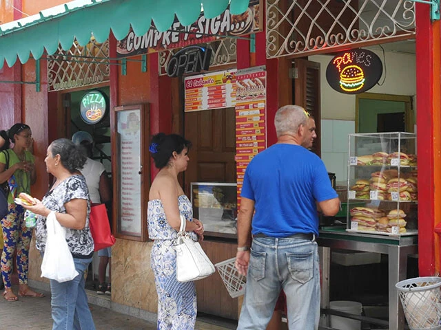 キューバンサンドらしきものが売られています