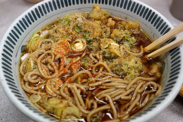 この状態こそ立ち食いそばの真骨頂