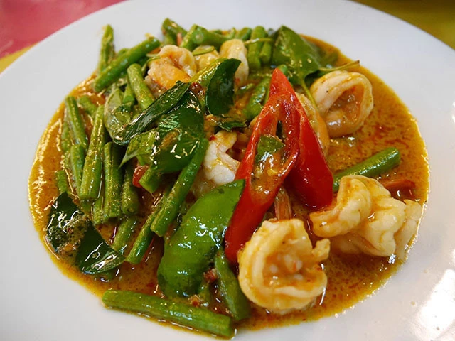 こちらチューチーではないですが生のバイマックルーが入った炒め物