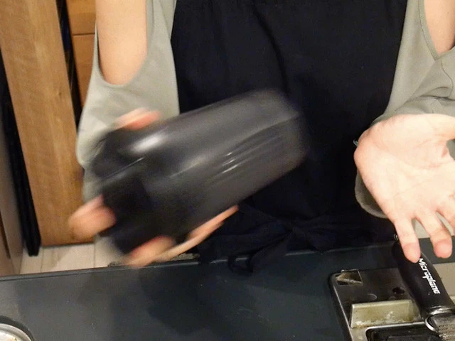 ８．クラッシュアイスを入れてシェイカーをこれでもかというほどシェイク！砂糖が溶けてお酒となじむように！（ブラジルサンバの曲に合わせて勢いよく振ってね！）