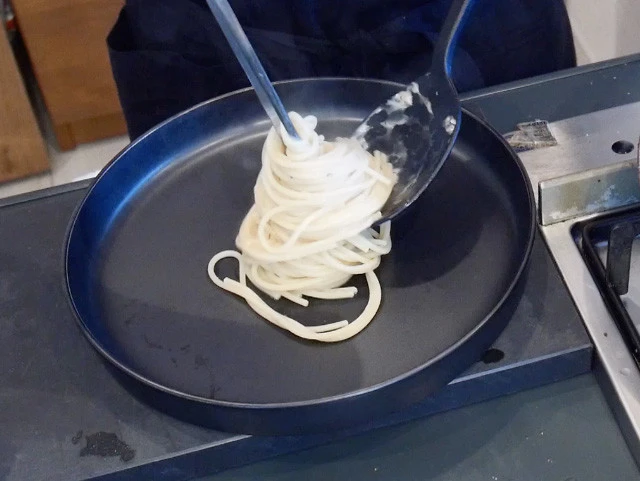 １０．ペコリーノ・ロマーノが全体に絡んだら、皿に盛り付け。