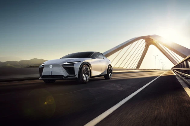 上海モーターショーで、スバルと共同開発した電気自動車「ｂＺ４Ｘ」を 