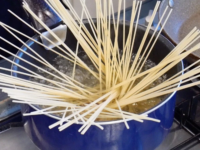 ４．沸騰したらパスタを表示時間より３分ほど短くゆでる。