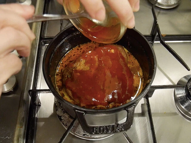 ２．水、ＢＢＱソース、ローリエ（あれば）を加え、蓋をして２時間弱火で煮込む。（肉がヒタヒタになるくらいの水量が目安）