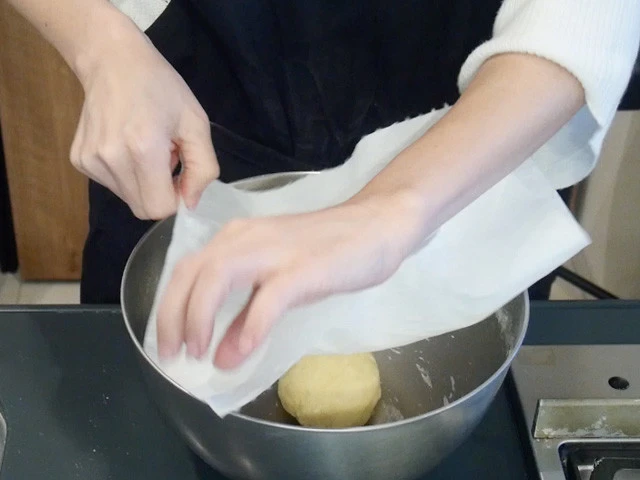 ３．生地がまとまったらラップかキッチンペーパーを被せて常温で５分ほど寝かす。