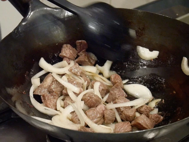 肉の表面が焼けたら、玉ねぎを加え炒める。