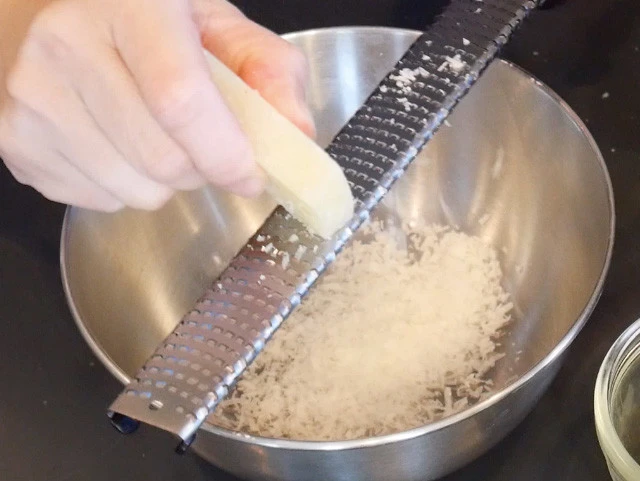 ２．お湯を沸かしている間に、ボウルにペコリーノ・ロマーノをすり下ろす。今回は３０ｇ使用。（チーズおろし器は「Ｍｉｃｒｏｐｌａｎｅ」というメーカーのものがオススメだけど、大根おろし器などでも代用可）