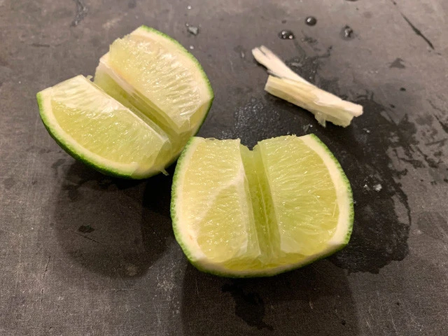 ２．白いワタ部分を取り除く。（本場ではやってないだろうけど、ひと手間加えよう！）