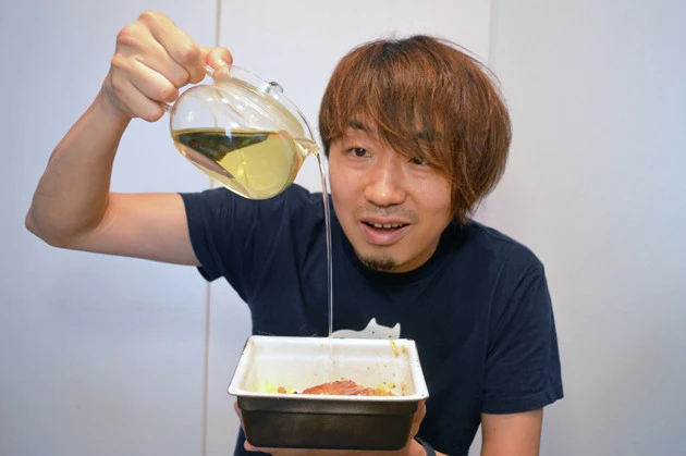 (5)だし! 半分くらい食べ進めたらお湯で希釈した白だしを入れ、ひつまぶしスタイルで食べるのがペヤ重の醍醐味。ウナギだけでなくペヤングもだしと合う! ツルッと食べて元気出せ!